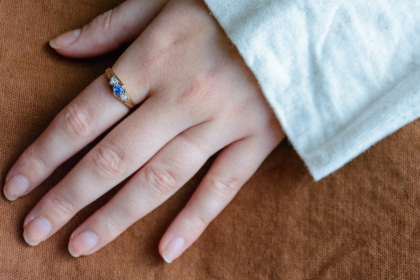 Saffier en diamant geelgoud trio ring