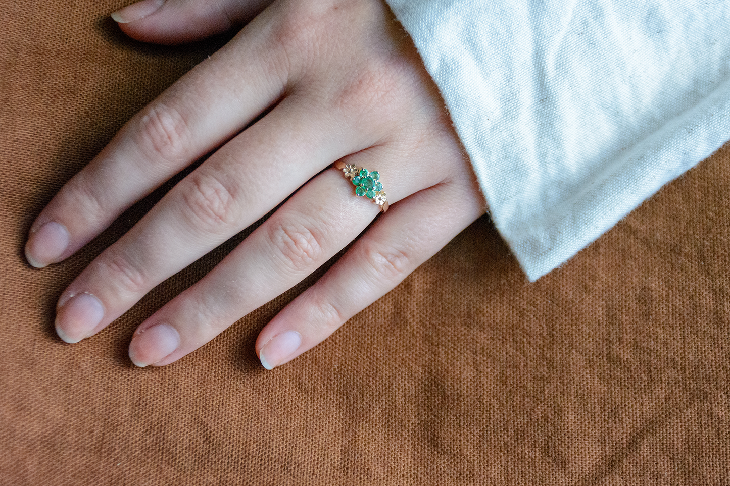 Smaragd geelgoud cluster ring
